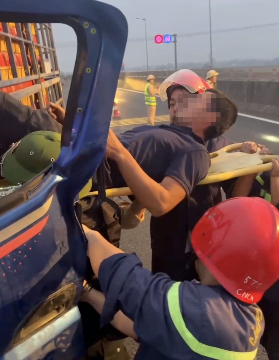 Đưa người lái xe bị kẹt trong ca - bin ra ngoài