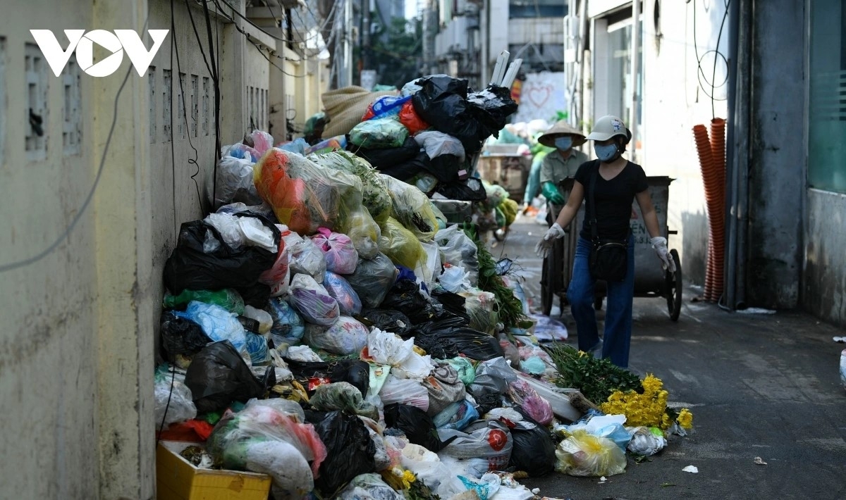 Chất thải rắn sinh hoạt hiện nay chưa được phân loại, các chất thải vẫn đang trộn lẫn với nhau