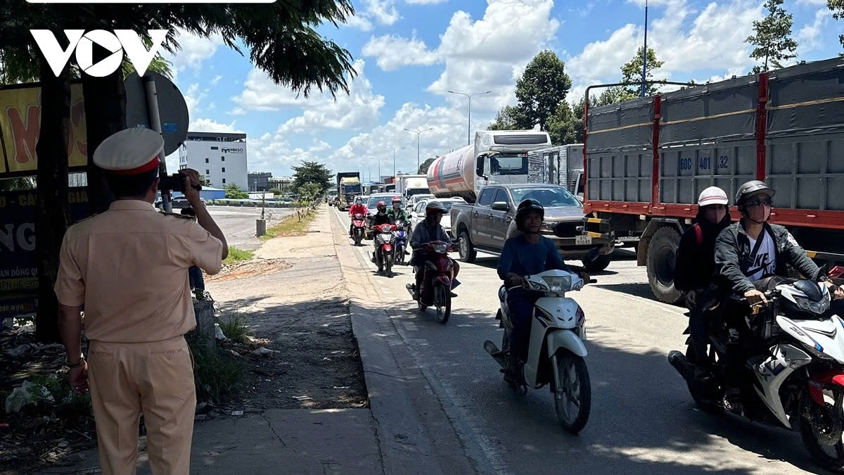 Lực lượng cảnh sát giao thông kiểm tra tốc độ phương tiện trên tuyến.
