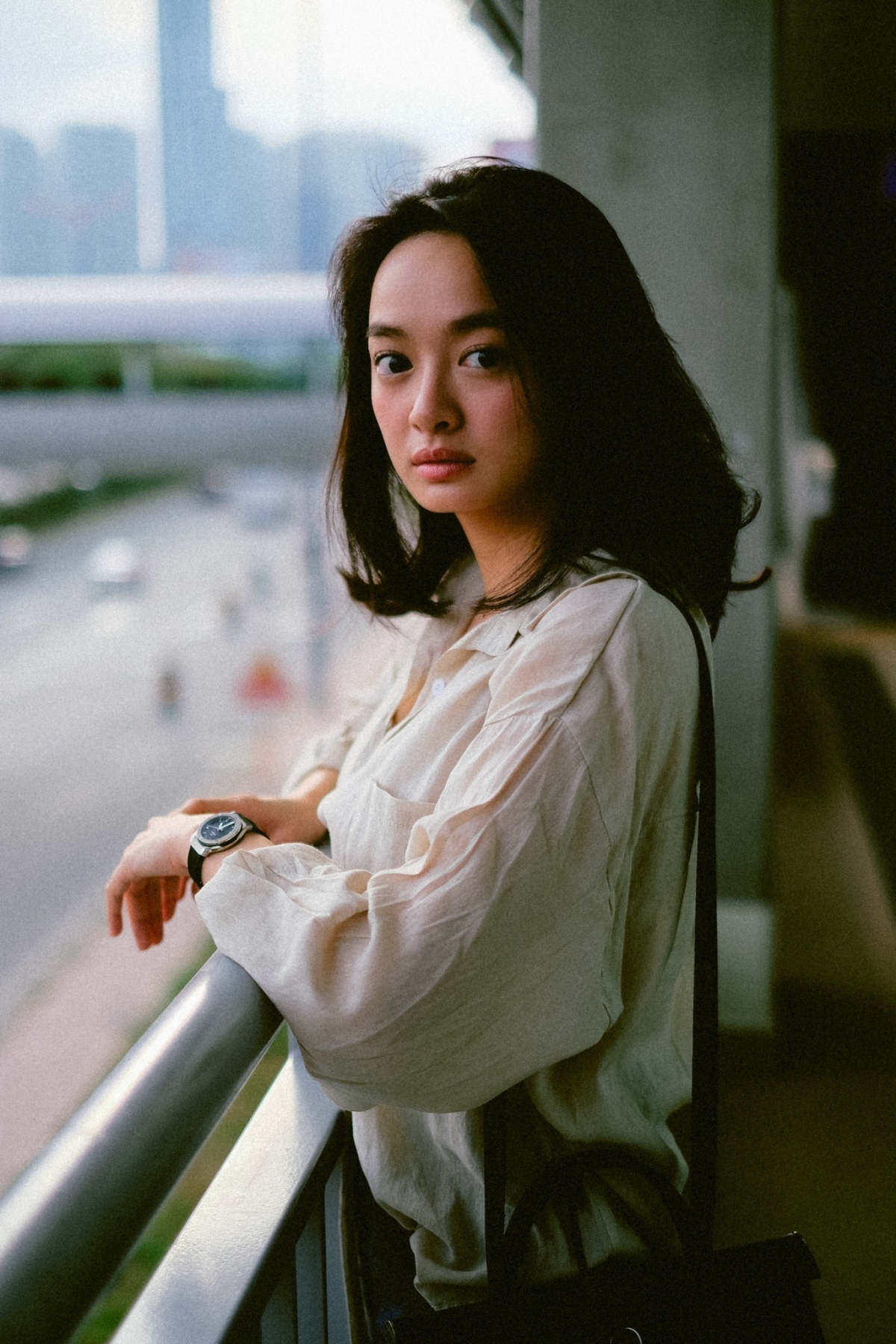 Kaity Nguyễn ăn diện giản dị khi xuất hiện tại một ga trong tuyến metro đang hot tại TP.HCM. Kaity Nguyễn được khen ngợi vì visual sáng trưng.