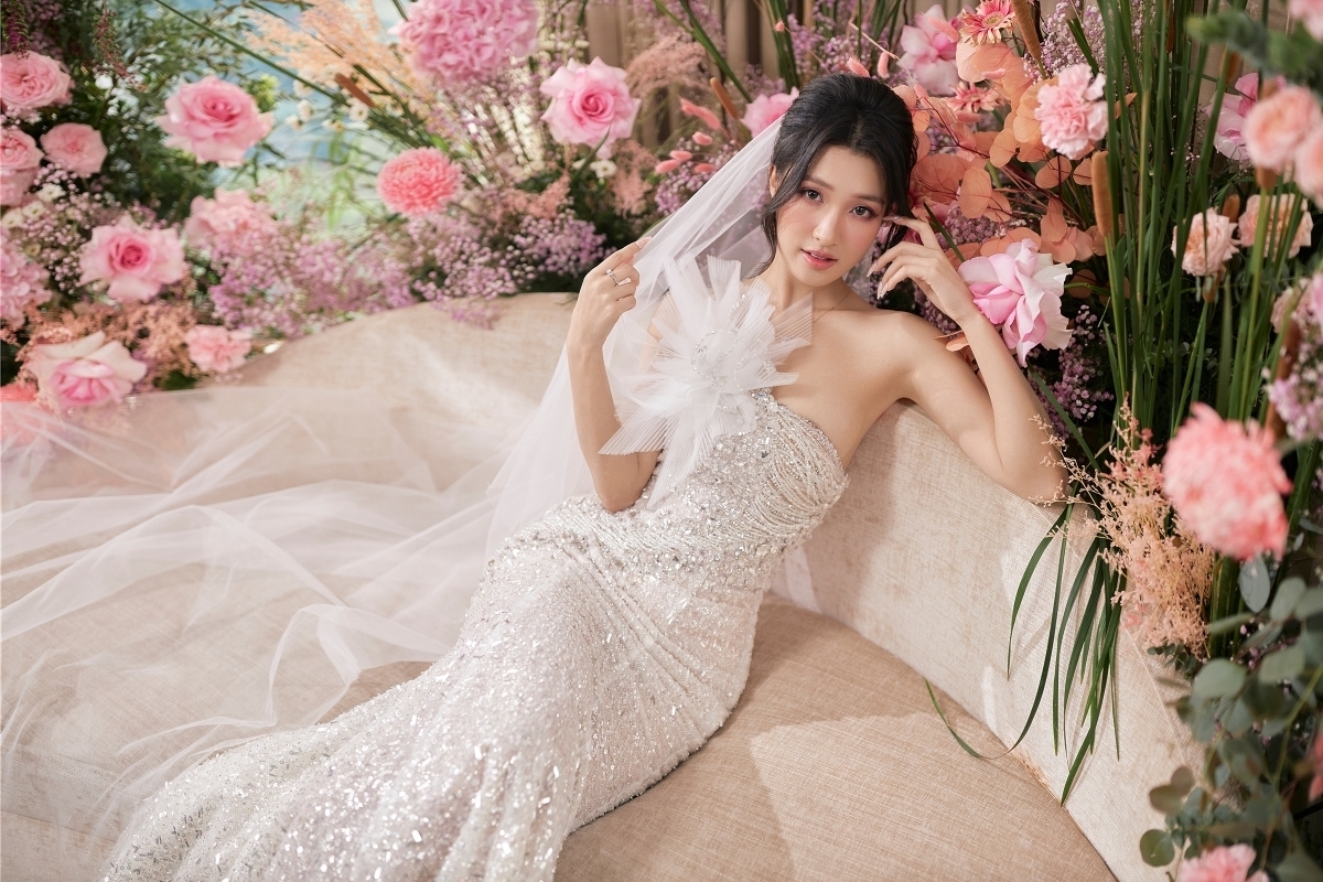 Ngày 15/1, thông tin Á hậu Phương Nhi làm đám hỏi với con trai tỷ phú gây xôn xao. Tại nhà riêng ở Thanh Hóa, gia đình Phương Nhi đã dựng rạp sang trọng với trang trí hoa tươi màu hồng và trắng. Trở về từ cuộc thi Miss International 2023 với thành tích Top 15, Phương Nhi gây bất ngờ "ở ẩn" khỏi showbiz Việt trong khoảng thời gian gần đây. 