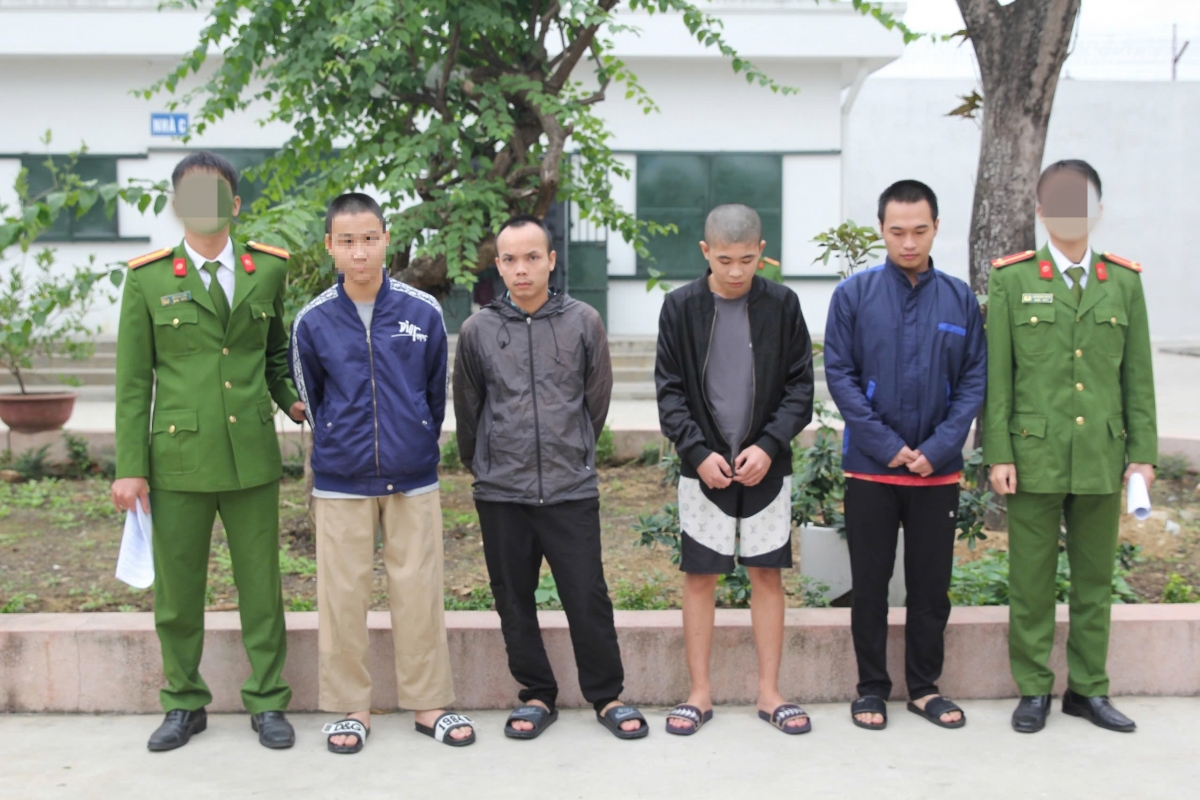 Ba đối tượng Đặng Hữu Phước, Nguyễn Sỹ Hà và Nguyễn Văn Tuấn (thứ 3 từ trái sang) tại Cơ quan Công an