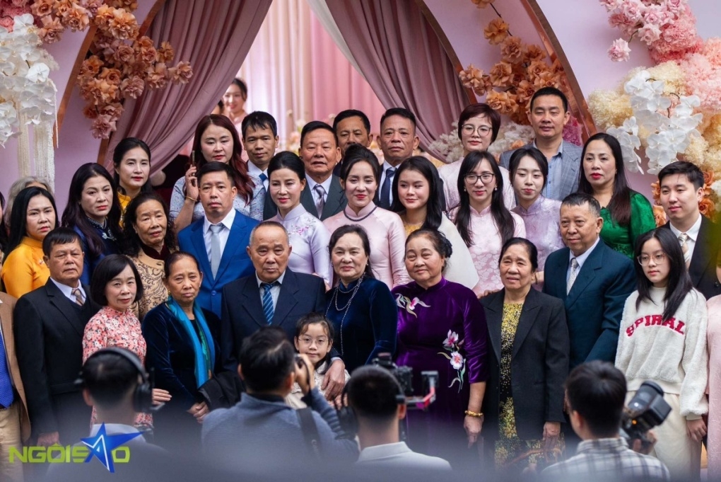 Sáng nay (15/1), lễ ăn hỏi của Phương Nhi diễn ra tại nhà riêng ở Thanh Hóa. Buổi lễ được tổ chức riêng tư, chỉ người thân hai bên gia đình tham dự. Nhà cô dâu được trang trí với tông hồng chủ đạo và nhiều đóa hoa tươi. (Ảnh: Ngôi Sao)