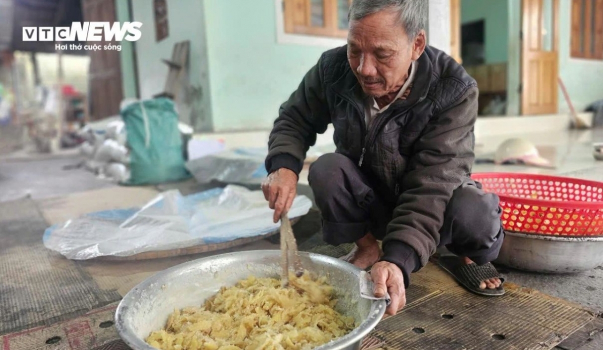 Once the ginger is washed with clean water, the artisans begin to mix the ginger with white sugar.