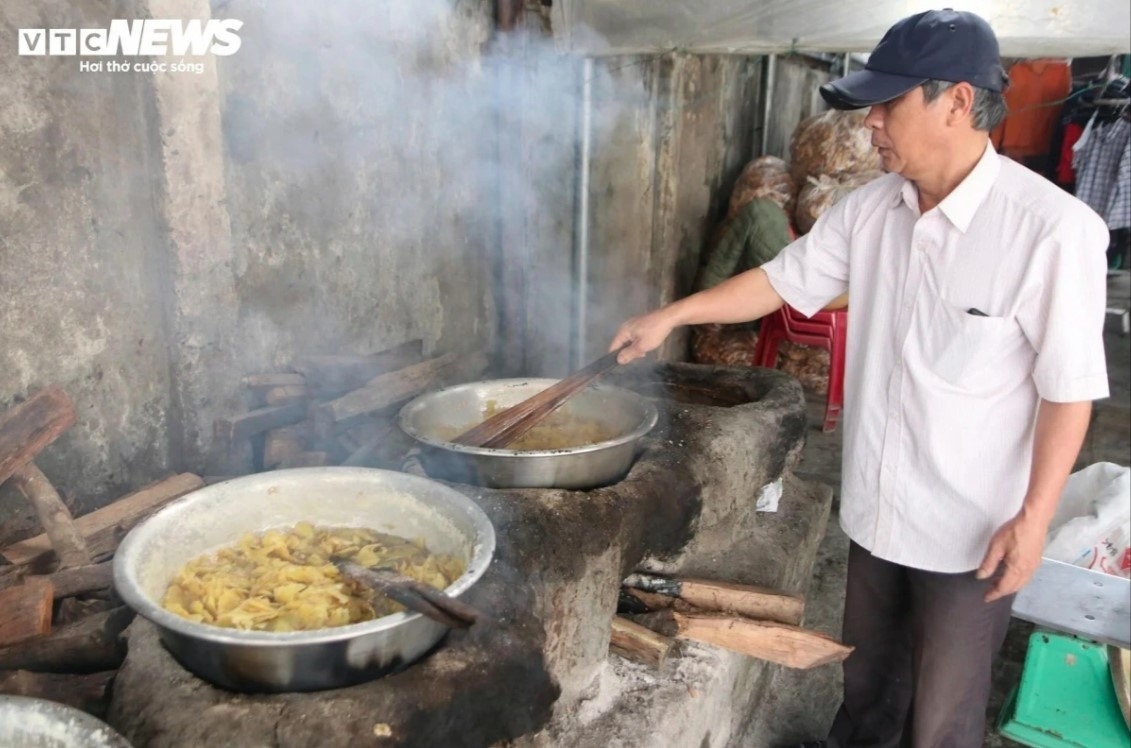 The mixture is then put onto a hot stove for one hour. Artisans then have to stir the ginger continuously to avoid it burning.