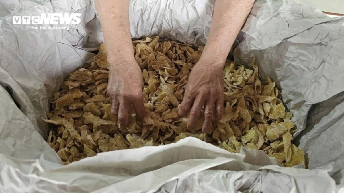 The entire process of making ginger is conducted manually by artisans without the use of additives. At present, Kim Long ward is home to 20 households who make ginger jam specifically for Tet. Kim Long ginger jams are ordered by traders from Da Nang, Quang Nam, Quang Ngai, and Ho Chi Minh City throughout the year.