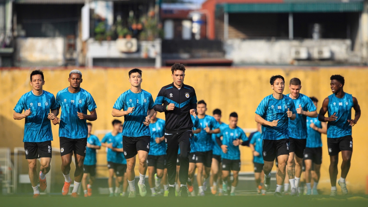 Duy Mạnh cùng các đồng đội tập luyện từ mùng 3 Tết Nguyên Đán (Ảnh: Hà Nội FC)