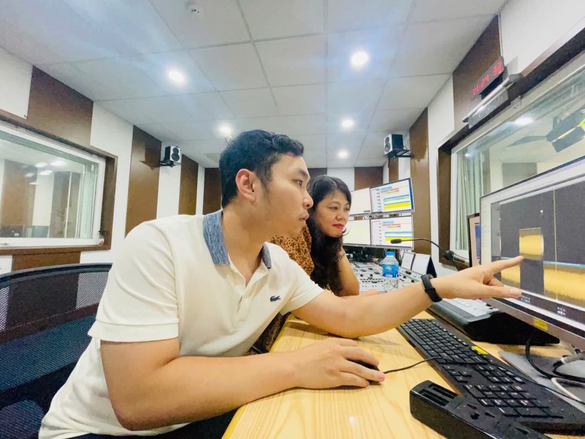 Nhà báo Xuân Hưng và Mai Phương trao đổi công việc