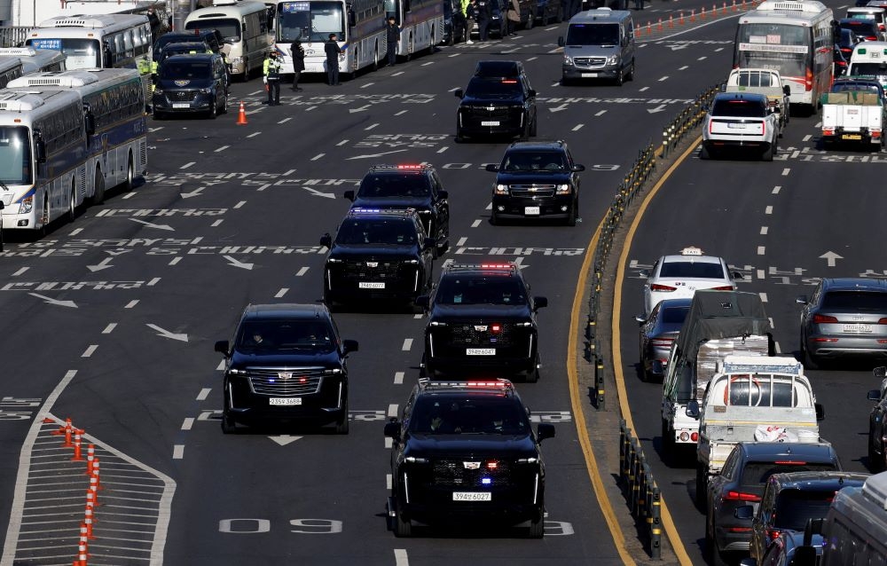 Đoàn xe áp giải Tổng thống bị luận tội Yoon Suk Yeol trên đường phố Seoul sáng 15/1 (Ảnh: Reuters)
