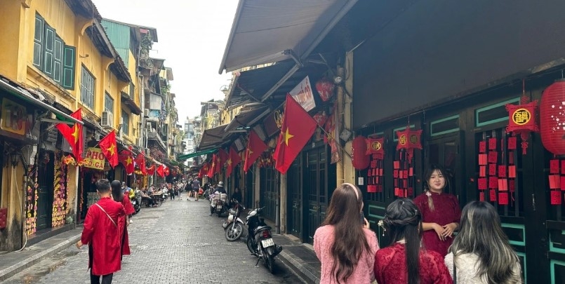 With just two days before Lunar New Year's Eve, many young Hanoians wear Ao Dai (traditional long dress) to pose for Tet-themed photos in the Old Quarter.