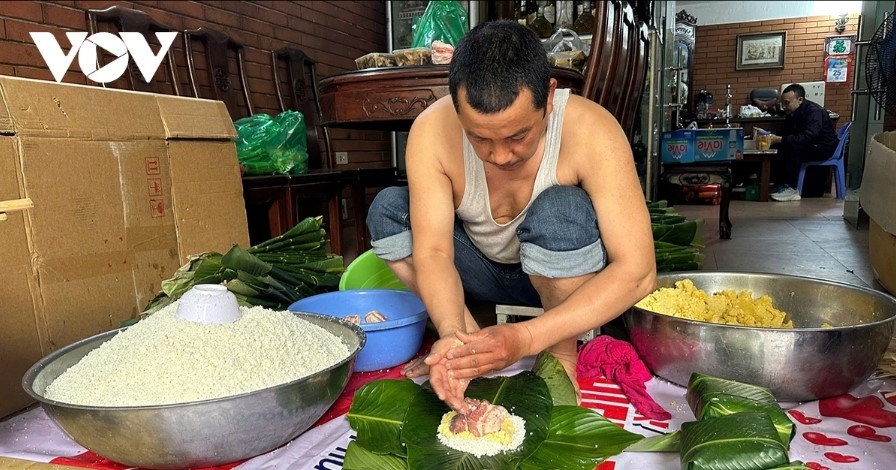 Many Hanoians prepare Bánh Chưng (square glutinous rice cake), an irreplaceable dish for the altars of their ancestors during Tet.