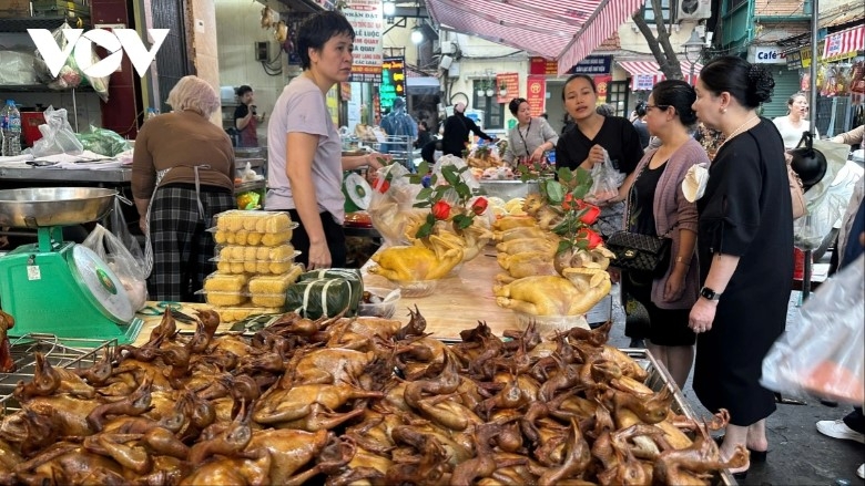 A local resident shares that she visits Hang Be market every Tet to buy both delicious and visually appealing food for the holiday.