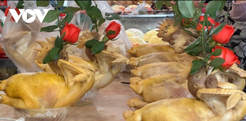 Gà luộc (boiled chicken), Nem (spring rolls), and Bánh Chưng (square glutinous rice cake) are traditional dishes for a Tet banquet in Hanoi.