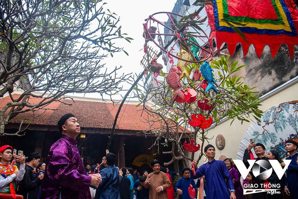 After the parade, a ritual of erecting a “Neu” tree gets underway at Kim Ngan Temple. “Neu” is a tall bamboo pole believed to ward off evil so that the souls of the ancestors can enjoy Tet with their family members, the most important festival held in the Vietnamese calendar.