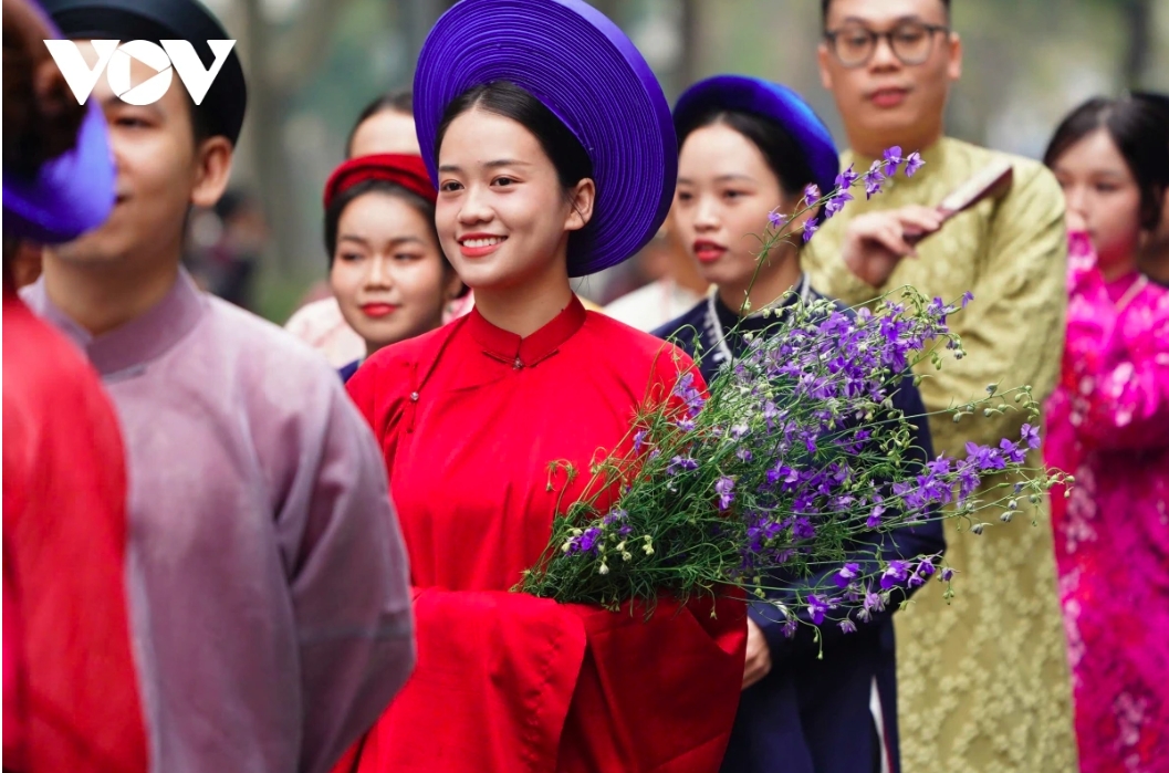 Immediately after the opening ceremony, over 400 young people in traditional costumes join in a street parade in Hanoi’s Old Quarter.