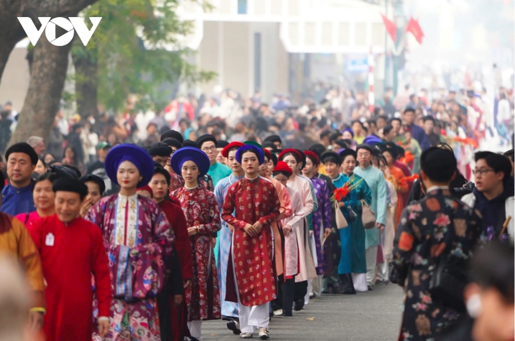 Participants travel across Hang Chieu, Hang Giay, Hang Buom, Ta Hien, and Hang Bac streets before stopping at Kim Ngan Temple.