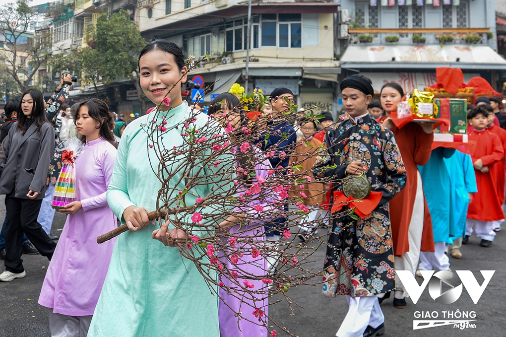 Hundreds of people parade through many streets in Hanoi’s Old Quarter, carrying typical Tet offerings such as Banh Chung (glutinous rice cake) and peach blossoms in order to re-enact festive atmosphere in the old times.