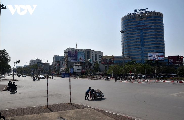 In the morning of the last day of the Year of the Dragon, the normally crowded streets of downtown Hanoi are left quite, with only a few vehicles on the road.