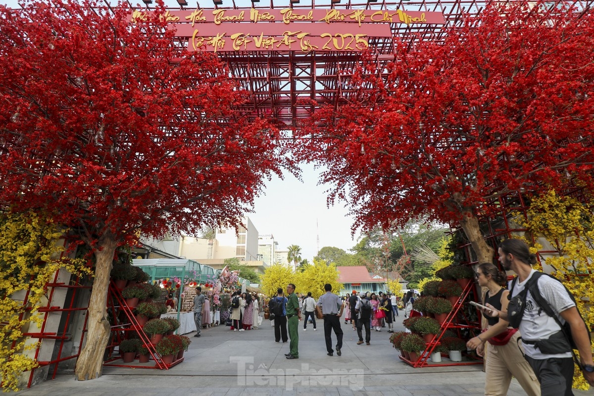 The event is scheduled to last through to February 2, or the fifth day of the first lunar month. (Photo: tienphong.vn)