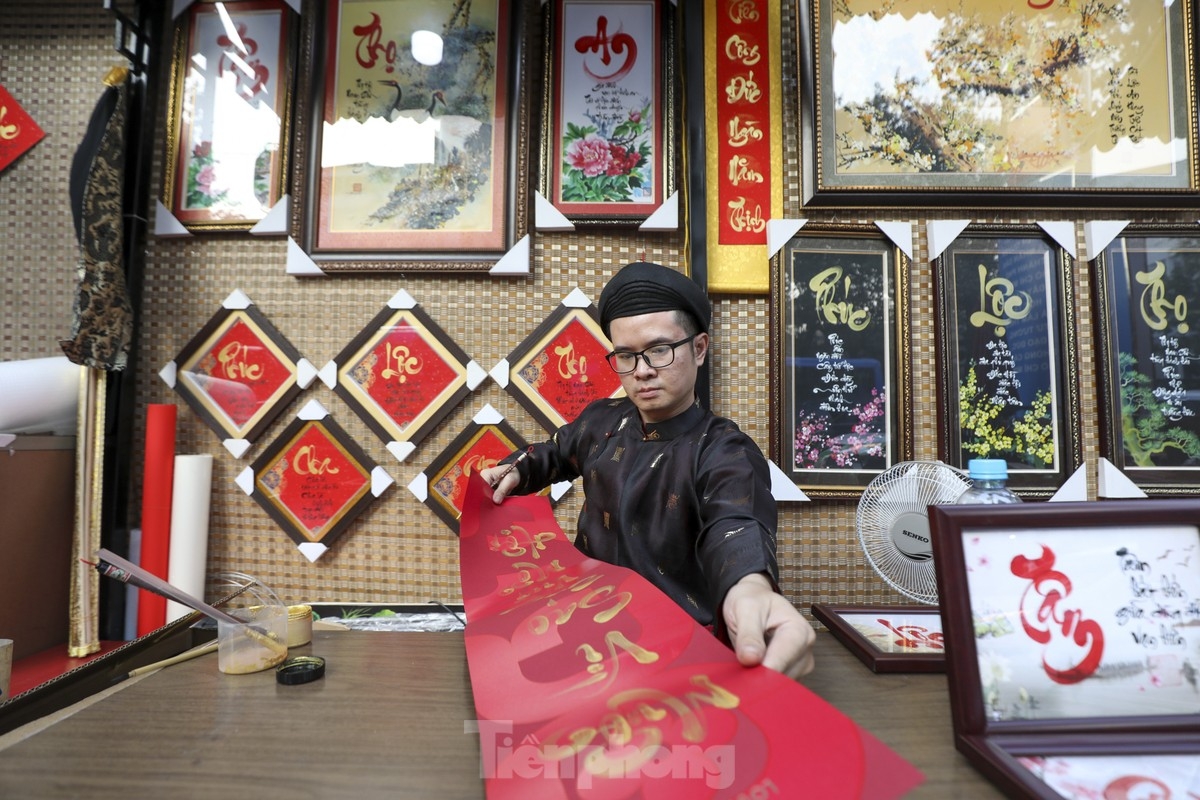 Numerous calligraphy artists put their beautiful writings on display in both Chinese and Vietnamese on the calligraphy street. (Photo: tienphong.vn)