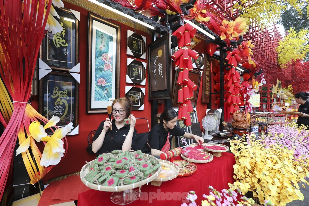 Apart from calligraphy, oil and embroidered paintings featuring calligraphy are also displayed in the market. (Photo: tienphong.vn)