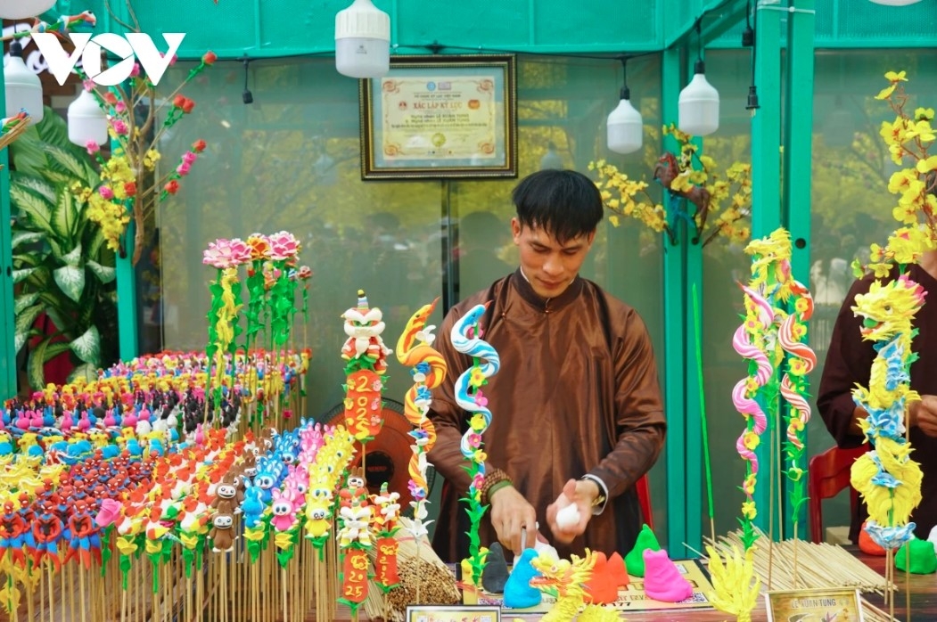 Visitors also have the chance to play folk games and purchase souvenir gifts, including Tò he (toy figurine), a traditional toy for local children which is made from glutinous rice powder in the form of edible figurine such as animals, flowers, or characters from folk stories.