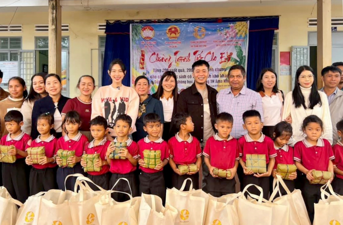 Nhóm thiện nguyện chụp ảnh với học sinh và người dân tham gia chương trình. (Ảnh do lãnh đạo xã Cư Né cung cấp)