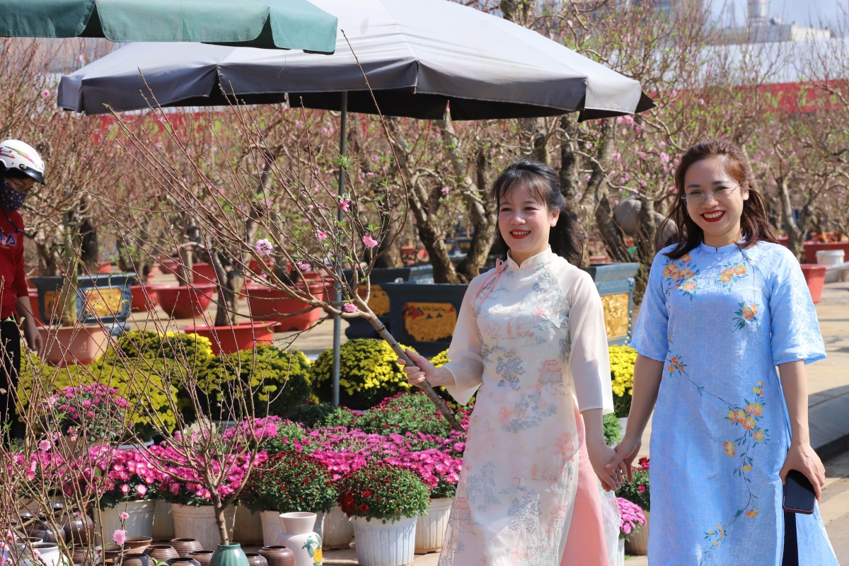 ...hoặc trải nghiệm không khí rộn ràng đầu xuân.