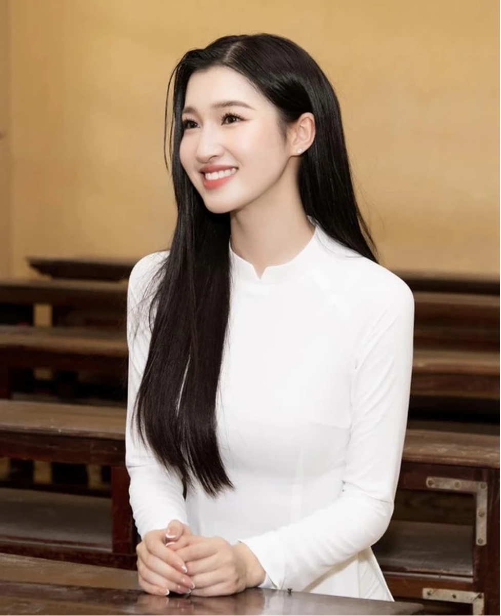 Trong những bức ảnh đời thường hiếm hoi của cô trên giảng đường, người hâm mộ ai nấy đều trầm trồ trước nhan sắc dịu dàng của người đẹp.