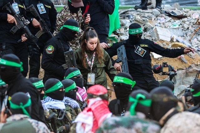 Một con tin được Hamas trao trả tự do ngày 30/1 (Ảnh: AFP)