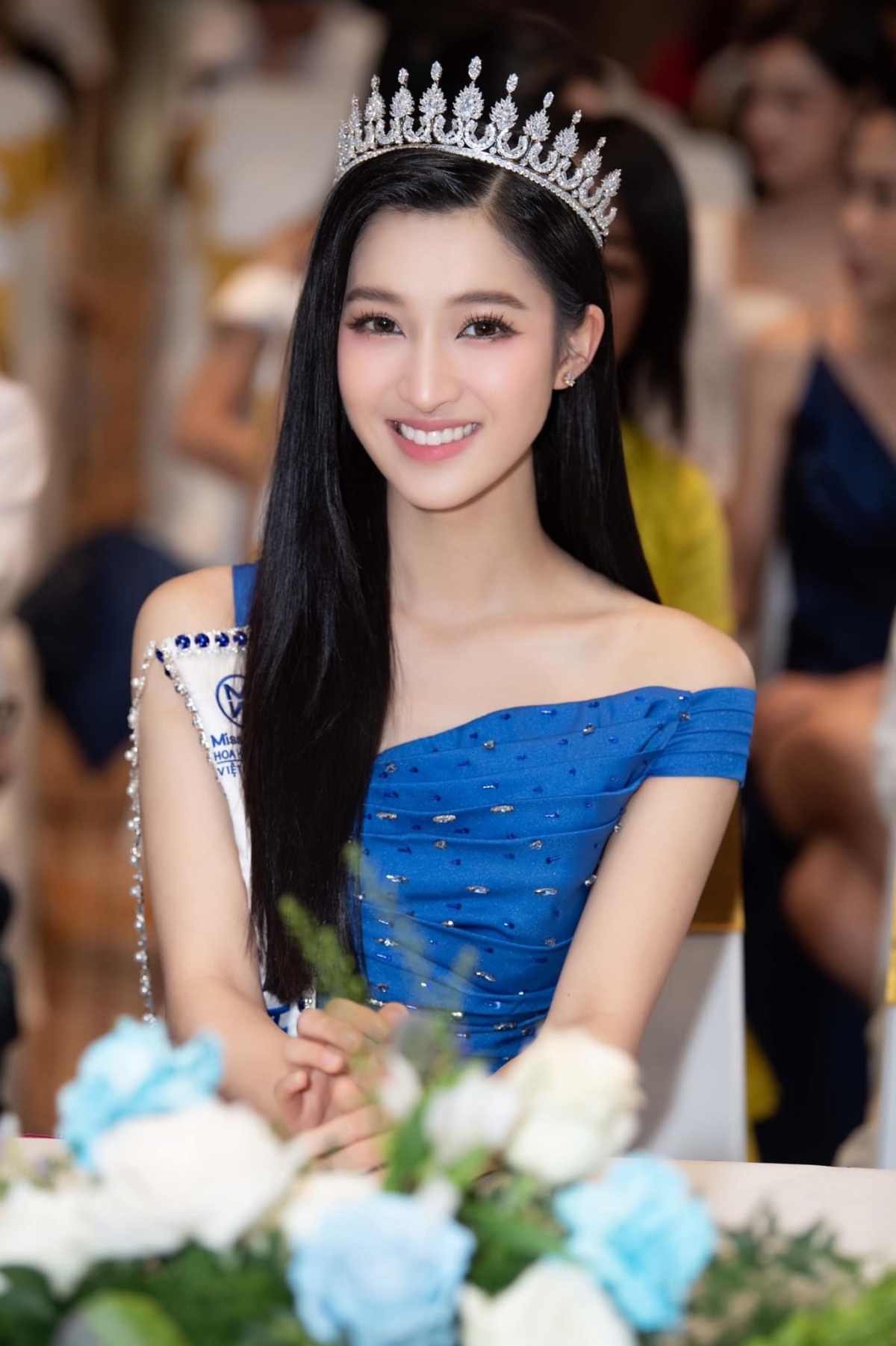 Thực tế, người đẹp sinh năm 2002 từng nhiều lần vướng vào tin đồn "ở ẩn" để tập trung học tập, chuẩn bị cho việc làm dâu hào môn. Tuy nhiên, đến nay, công chúng mới thực sự chứng kiến Phương Nhi bước vào hành trình mới trong cuộc sống cá nhân..