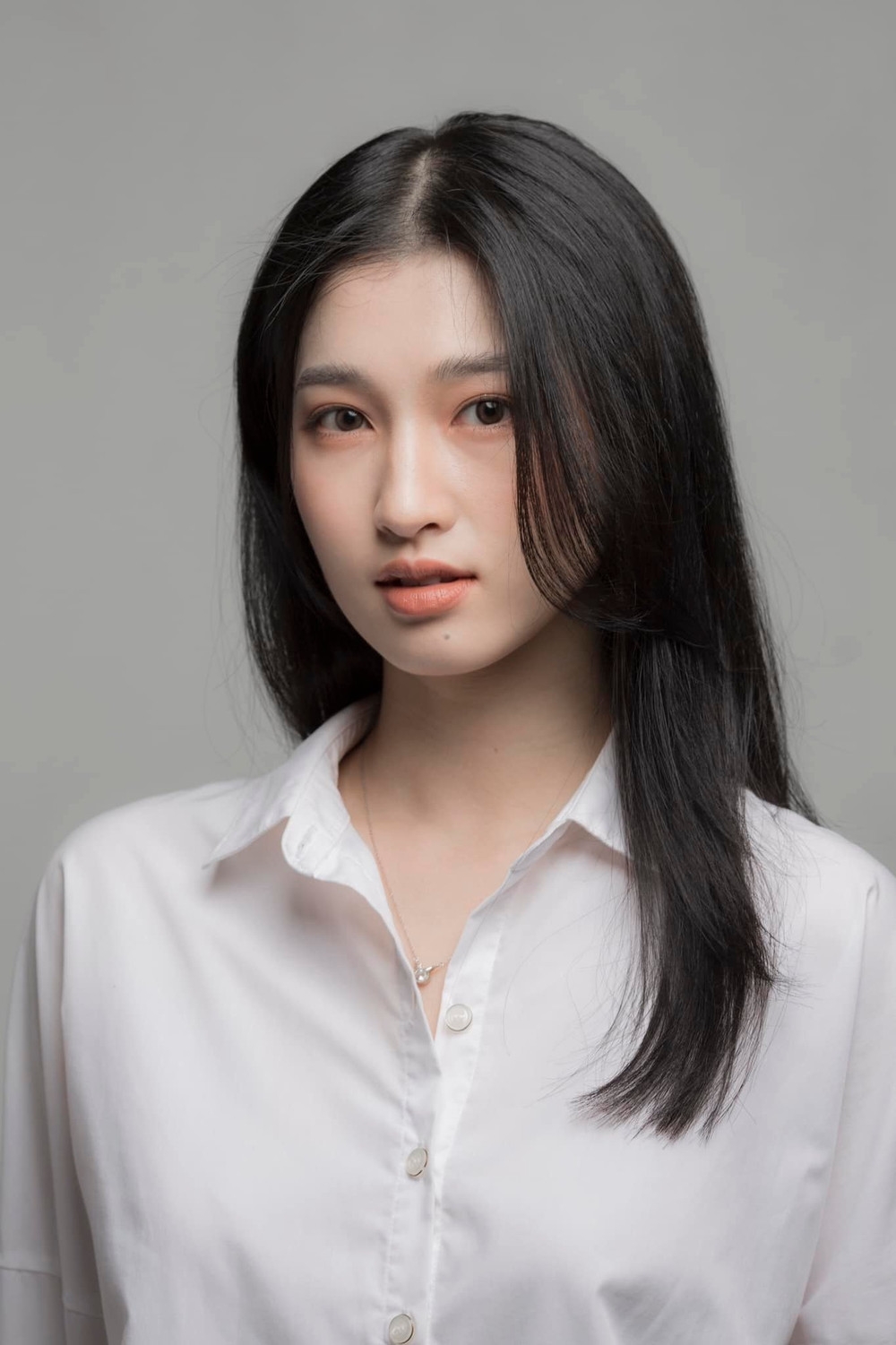 Vẻ đẹp của Á hậu 2 Miss World Vietnam 2022 từng được Hoa hậu Quốc tế Jasmin Selberg dành nhiều lời khen ngợi: "Từ lần đầu tiên nhìn thấy Phương Nhi, tôi đã phải thốt lên: "Bạn quá xinh đẹp! Tôi không thể ngừng nhìn vào bạn". 