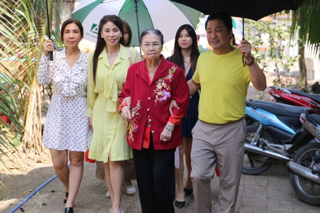 Tài tử Lý Hùng cùng mẹ, chị và em gái chúc Tết sớm các nghệ sĩ gạo cội ở Trung tâm Dưỡng lão Thị Nghè.