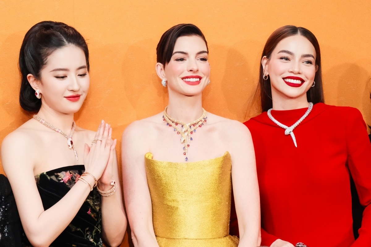 Sao Việt 10/1: Hồ Ngọc Hà có mặt tại Thượng Hải tham dự triển lãm trang sức đón Tết Ất Tỵ của Bvlgari với vai trò 'bạn thân thương hiệu'. Ca sĩ gặp gỡ hai minh tinh nổi tiếng là Anne Hathaway (giữa) và Lưu Diệc Phi (trái).