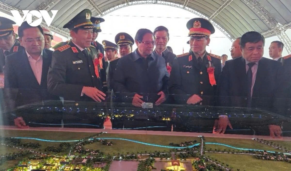 Thủ tướng xem mô hình sân bay Gia Bình 