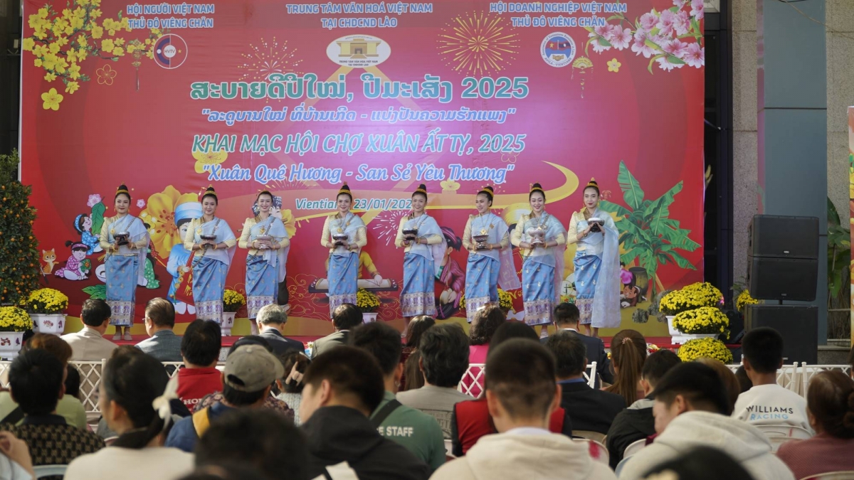 Hội chợ Xuân Ất Tỵ 2025 với chủ đề "Xuân quê hương - San sẻ yêu thương"