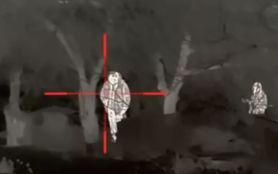 Lính Nga được cho là xuất hiện trong kính nhìn đêm của xạ thủ bắn tỉa thuộc lực lượng tình báo quốc phòng Ukraine. Ảnh: GUR.