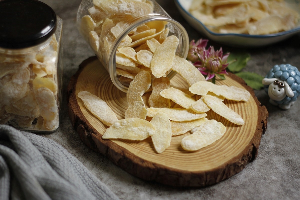 Mứt gừng với vị cay nồng đặc trưng, ấm áp, là món mứt được nhiều người yêu thích. Ảnh: Getty Images