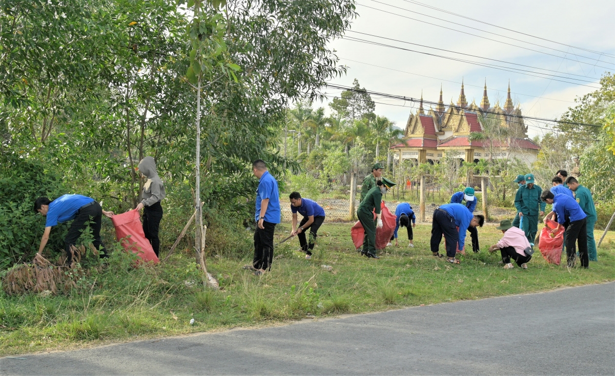 Lực lượng đoàn viên, thanh niên liên chi đoàn tiến hành tổng vệ sinh, thu gom rác thải dọc tuyến biên giới