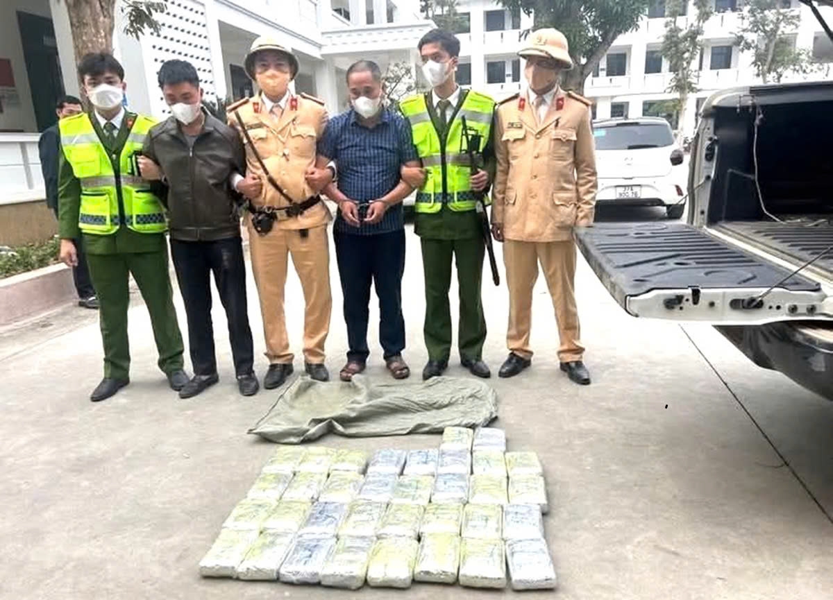 Các đối tượng cùng tang vật