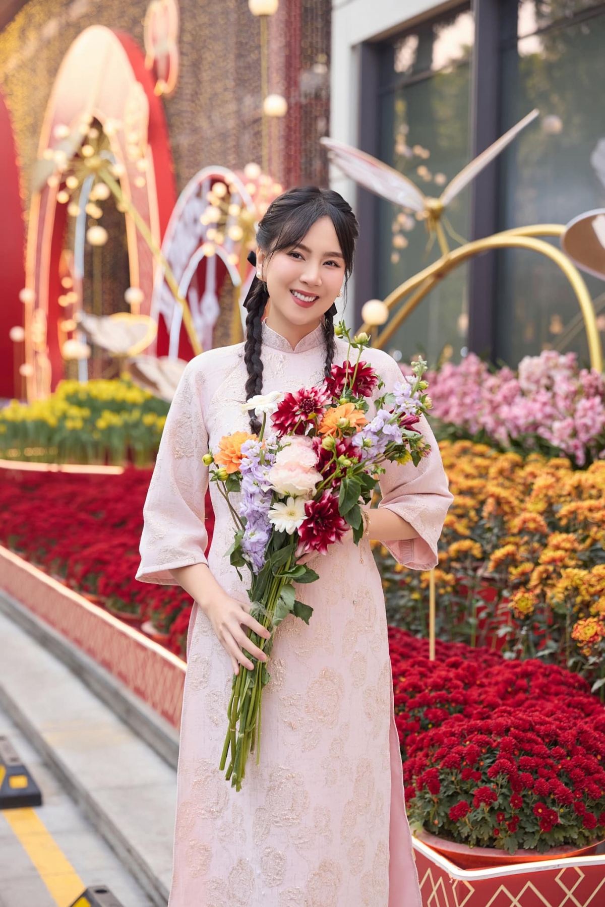 MC Mai Ngọc đăng ảnh xinh đẹp bên hoa thược dược.
