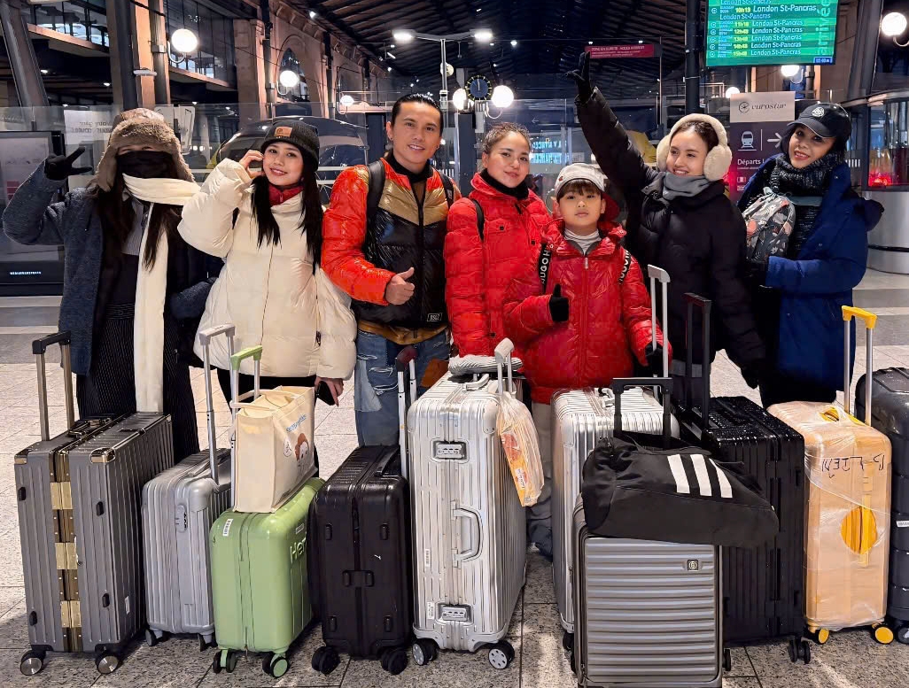 Mars Anh Tú có 4 cô con gái xinh đẹp và 1 cậu con trai kháu khỉnh.