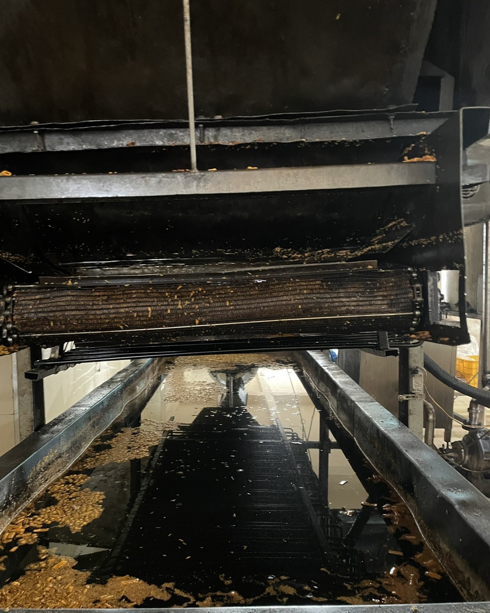 Dầu chiên bim bim “đen kịt như nước cống”