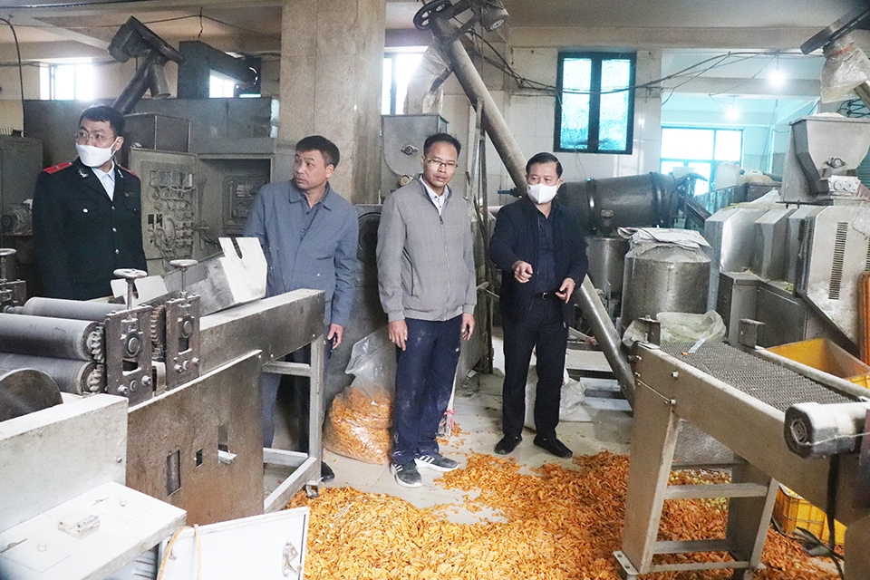 Thực phẩm và nguyên liệu thực phẩm vung vãi khắp khu vực sản xuất