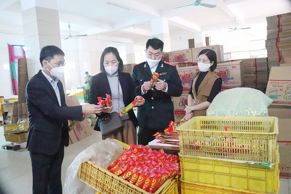 Phó Giám đốc Sở Y tế Hà Nội Vũ Cao Cương - Trưởng đoàn kiểm tra liên ngành ATTP số 1 của TP kiểm tra kho thành phẩm cơ sở Đức Vinh