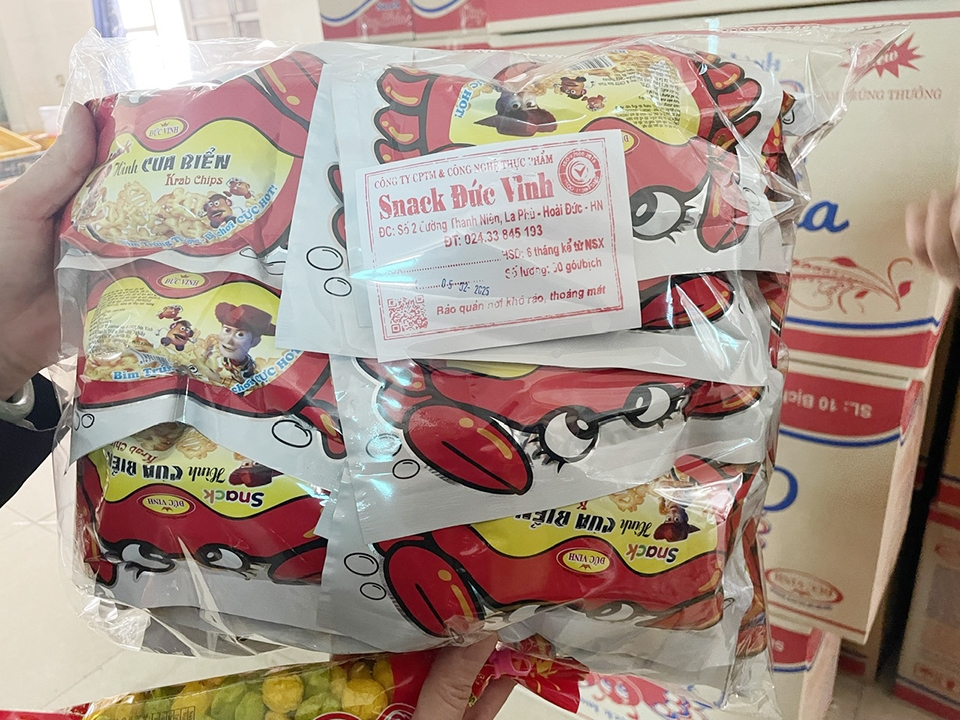 Tại thời điểm kiểm tra ngày 7/1, tuy nhiên mặt hàng snack đã được cơ sở dập ngày sản xuất ngày 5/2
