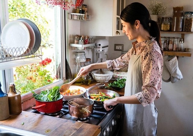 Tôi mệt mỏi khi cả Tết phải nấu nướng cả ngày (Ảnh minh họa, nguồn: KT)