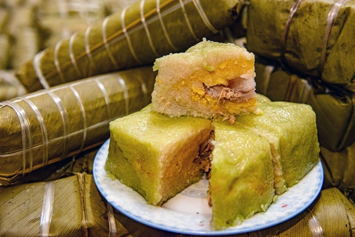 Bánh trưng, bánh tét chỉ nên ăn một lượng vừa phải mỗi ngày. Ảnh: Getty Images