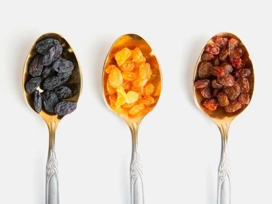 Nho khô được ví như “thuốc bổ” vì loạt lợi ích sức khỏe không ngờ. Ảnh: Healthline