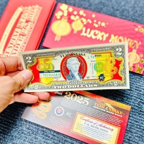 A social media influencer who has received orders since December 2024, says that the special banknotes sell for between VND120,000 - 150,000 each.